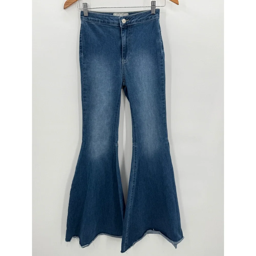Free People Womens Flare Leg Jeans Size 24R High Rise Distressed‎ Hem